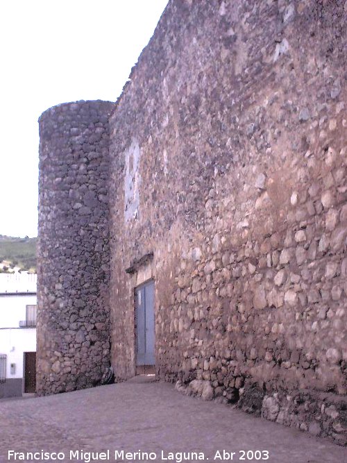 Castillo de Doa Menca - Castillo de Doa Menca. Muralla y torren circular esquinero