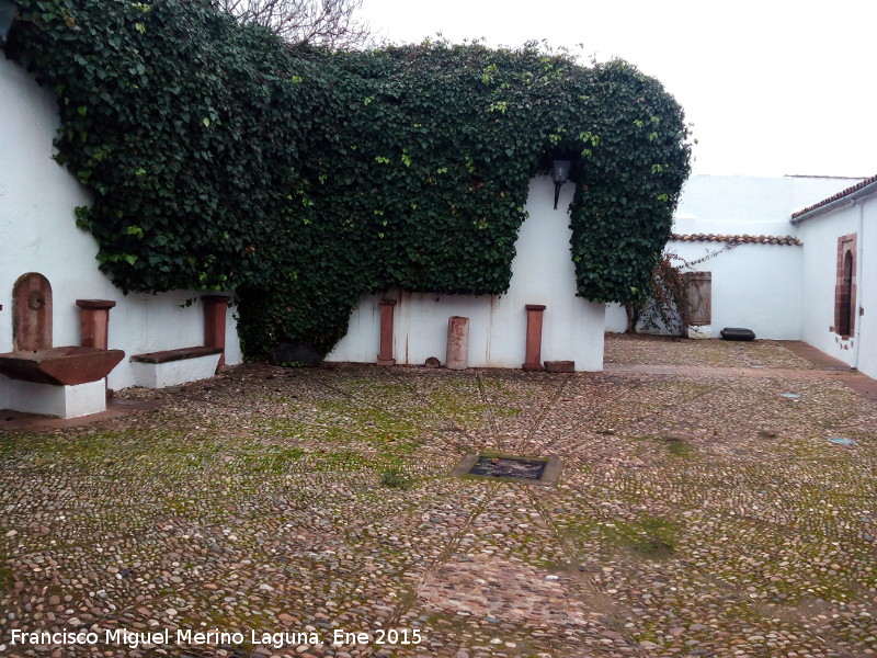 Iglesia de Santa Mara de la Mota - Iglesia de Santa Mara de la Mota. Patio