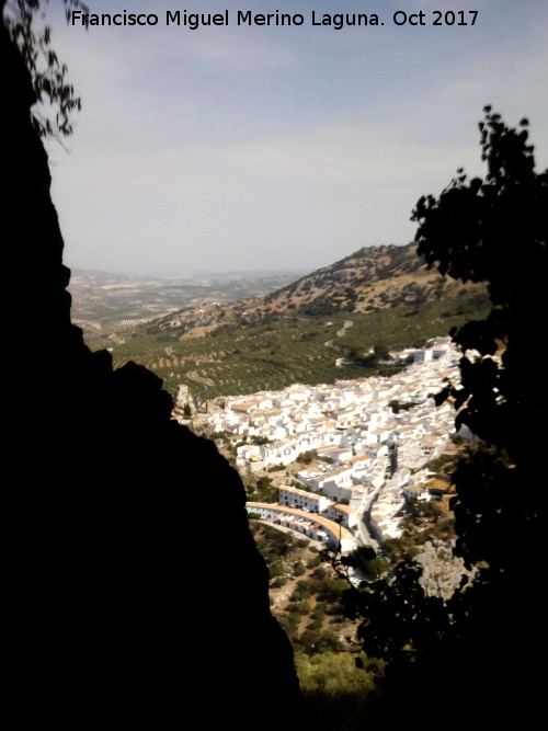 Zuheros - Zuheros. Zuheros desde uno de los abrigos altos de los Tajos de la Nava