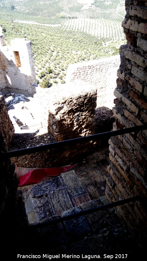 Castillo-Palacio de Zuheros - Castillo-Palacio de Zuheros. Salida de la Torre del Homenaje a un pequeo adarve