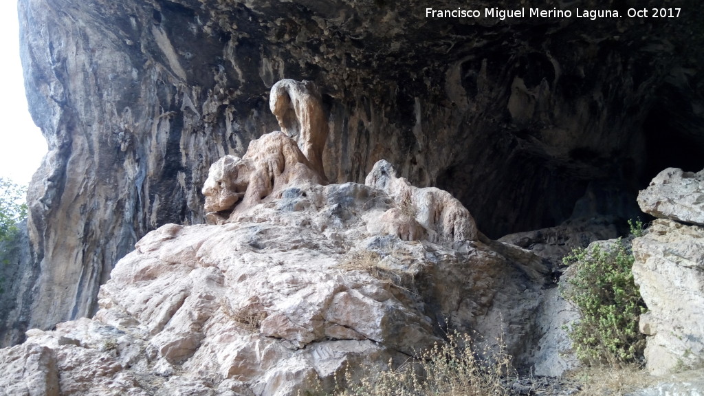 Cueva del Fraile - Cueva del Fraile. Estalagmita del Fraile