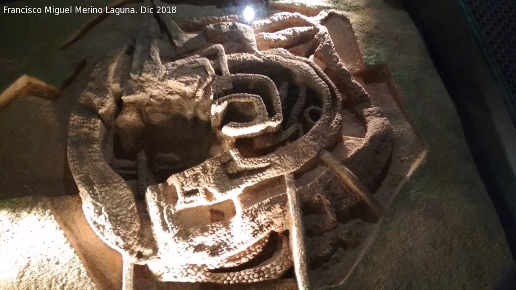 Motilla del Azuer - Motilla del Azuer. Maqueta en el Museo Comarcal de Azuer