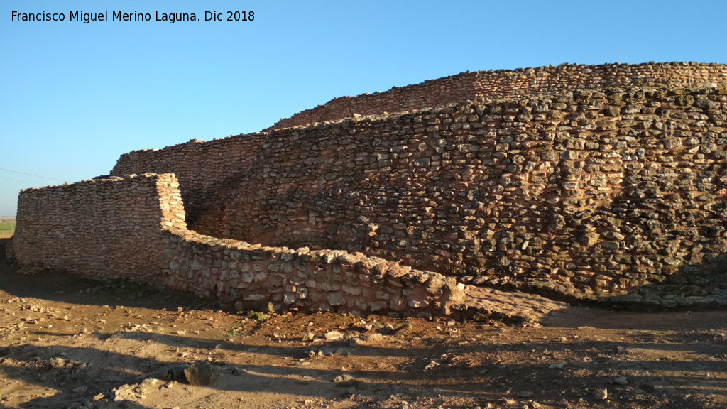 Motilla del Azuer - Motilla del Azuer. Murallas