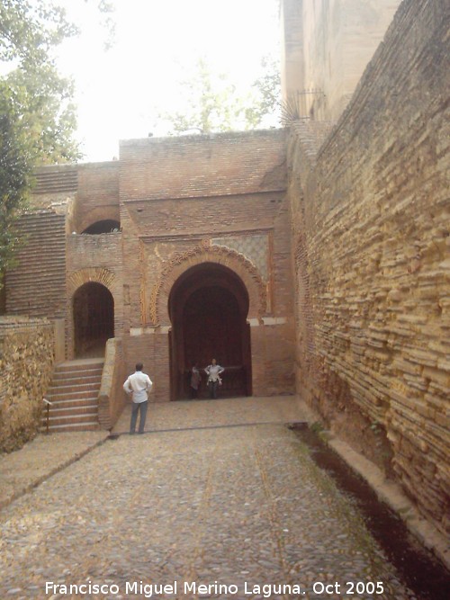 Alhambra. Puerta de la Justicia - Alhambra. Puerta de la Justicia. Calle a intramuros