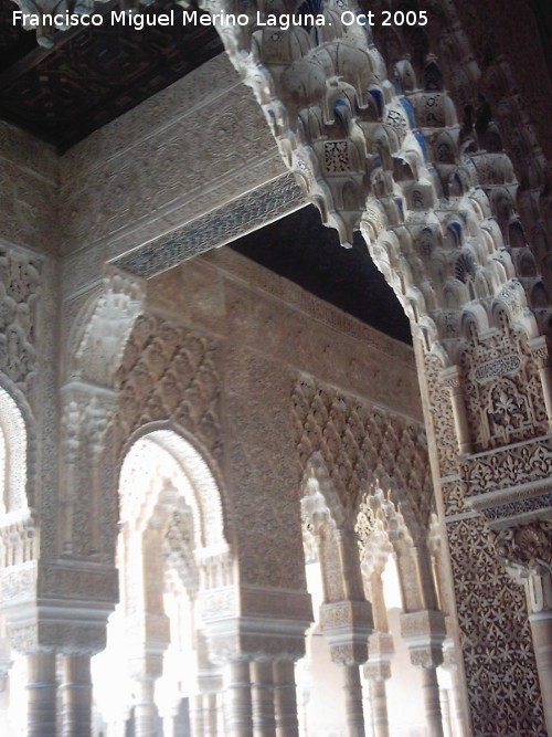 Alhambra. Sala de los mocrabes - Alhambra. Sala de los mocrabes. El Patio de los Leones desde la Sala