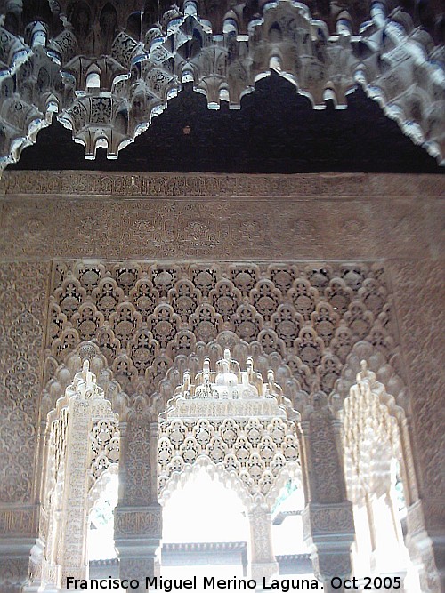 Alhambra. Patio de los Leones - Alhambra. Patio de los Leones. Yeseras