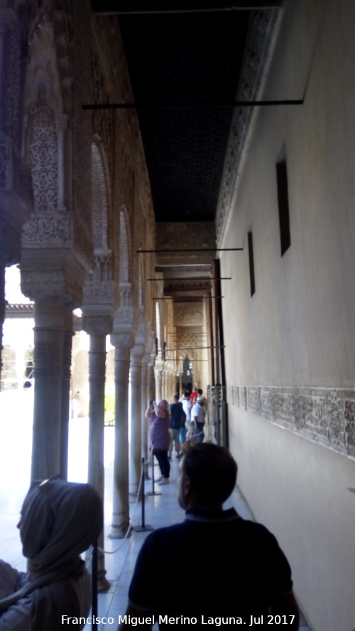 Alhambra. Patio de los Leones - Alhambra. Patio de los Leones. Galera