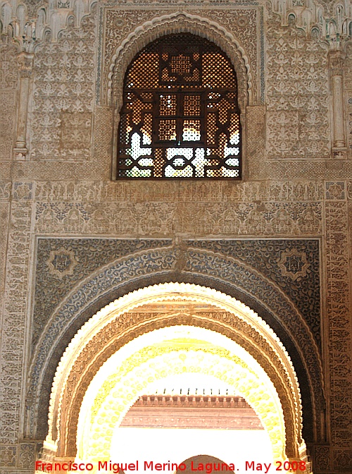 Alhambra. Sala de las Dos Hermanas - Alhambra. Sala de las Dos Hermanas. Ventana hacia el Patio de los Leones
