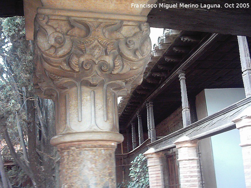 Alhambra. Patio de la Reja - Alhambra. Patio de la Reja. Capitel de la galera alta