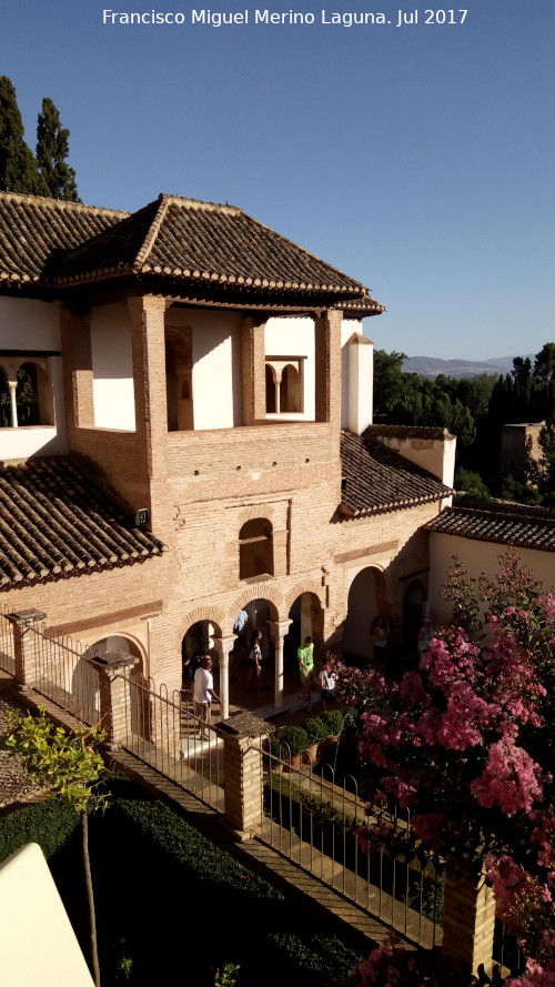 Generalife. Patio de la Acequia - Generalife. Patio de la Acequia. Torre mirador de entrada al patio