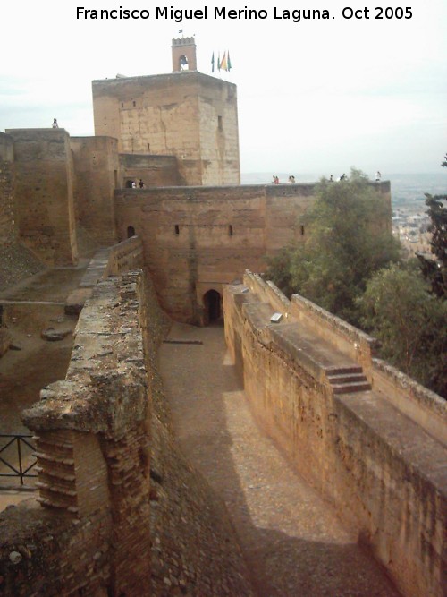 Alhambra. Torre de las Armas - Alhambra. Torre de las Armas. Salida entremuros que va hacia los palacios