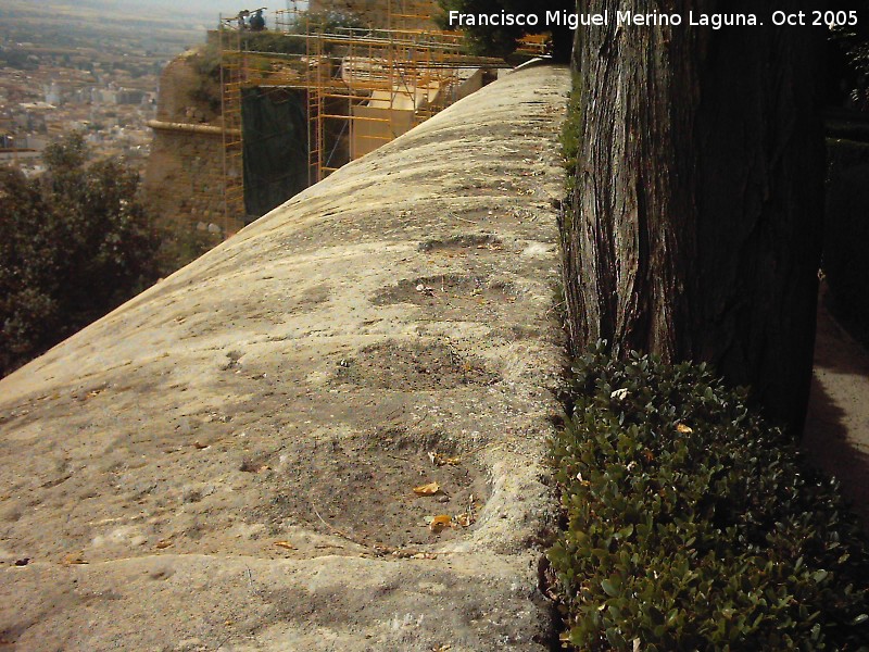 Alhambra. Jardn de los Adarves - Alhambra. Jardn de los Adarves. Parapeto de la muralla