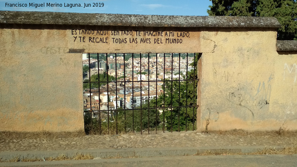 Carmen de los Mrtires - Carmen de los Mrtires. Ventana mirador con pintada romntica