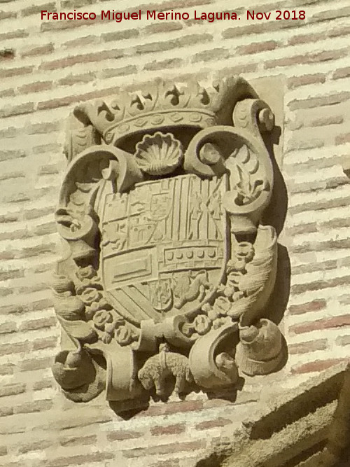 Monasterio de Santa Isabel la Real - Monasterio de Santa Isabel la Real. Escudo izquierdo
