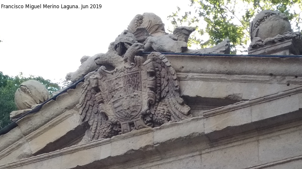Puerta de las Granadas - Puerta de las Granadas. Granadas y escudo