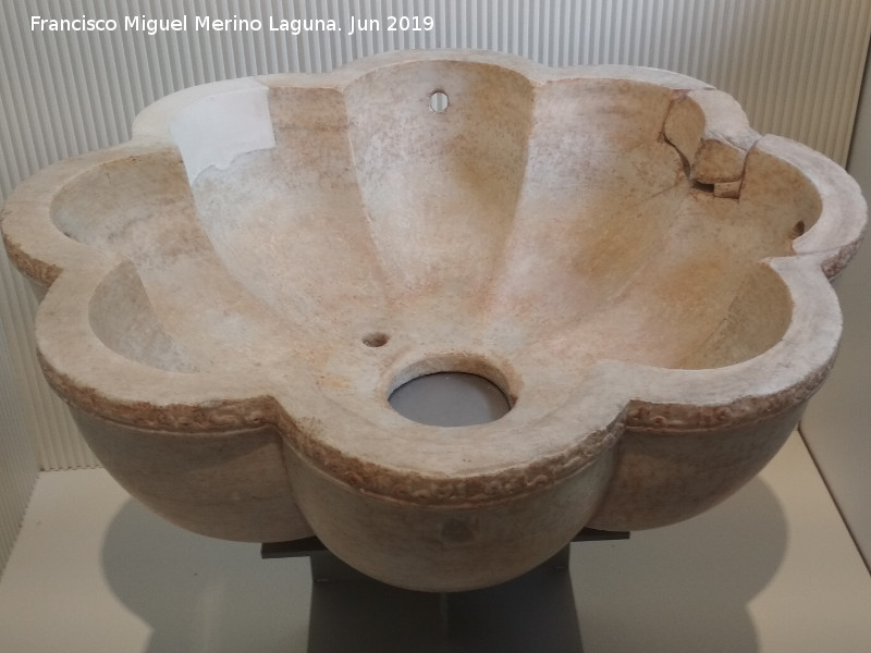 Casa del Chapiz - Casa del Chapiz. Pila de fuente de mrmol de finales del siglo X. Museo Arqueolgico de Granada