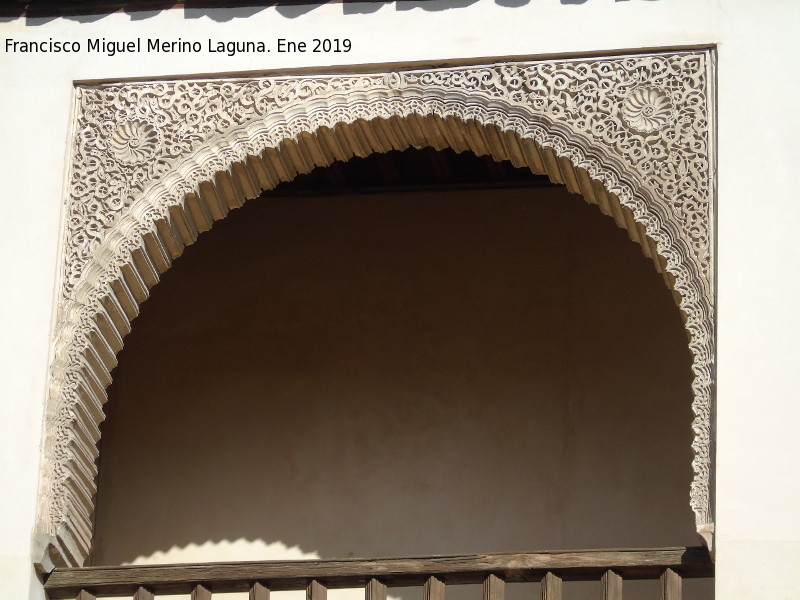 Palacio de Dar Al-Horra - Palacio de Dar Al-Horra. Arco izquierdo de la galera alta del patio principal