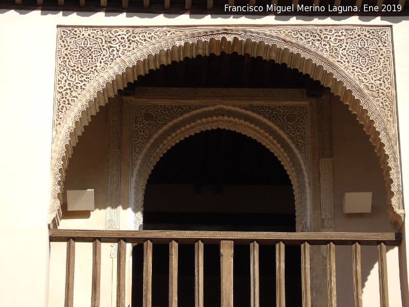 Palacio de Dar Al-Horra - Palacio de Dar Al-Horra. Arco central de la galera alta del patio principal