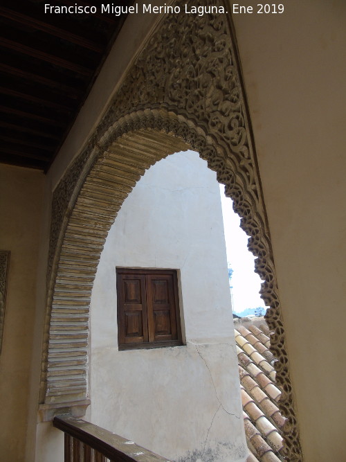 Palacio de Dar Al-Horra - Palacio de Dar Al-Horra. Arco derecho de la galera alta del patio principal