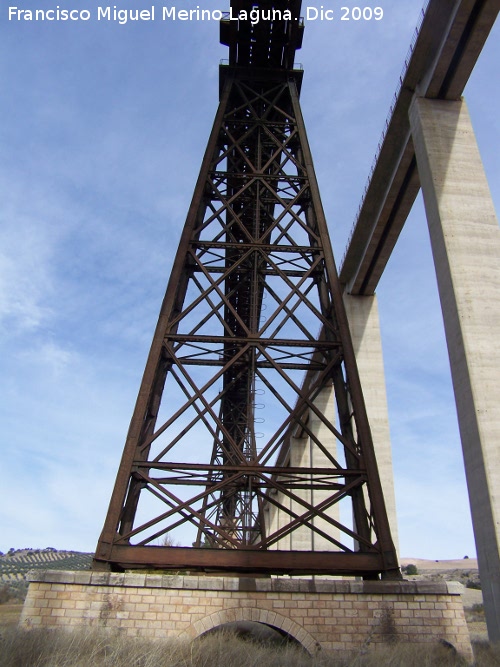 Puente del Hacho - Puente del Hacho. Pilar antiguo junto al pilar nuevo de hormign