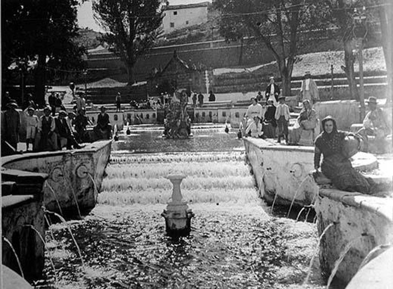 Fuente del Rey - Fuente del Rey. Aguadora y vecinos del pueblo 1906