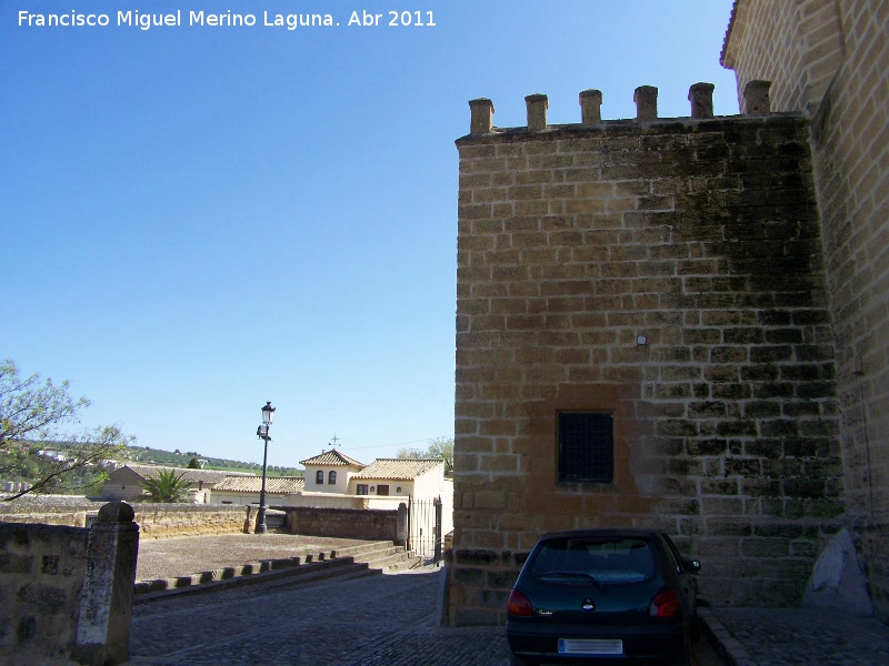 Colegiata de la Asuncin - Colegiata de la Asuncin. Almenas decorativas del lado del Evangelio