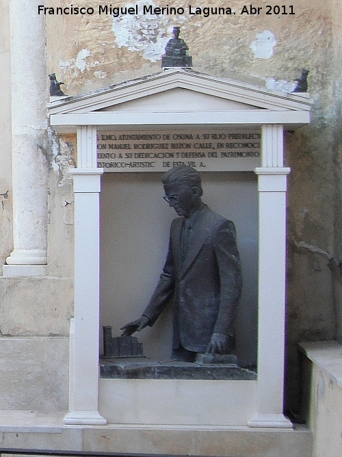 Colegiata de la Asuncin - Colegiata de la Asuncin. Monumento a D. Manuel Rodrguez Buzn Calle defensor del patrimonio de Osuna