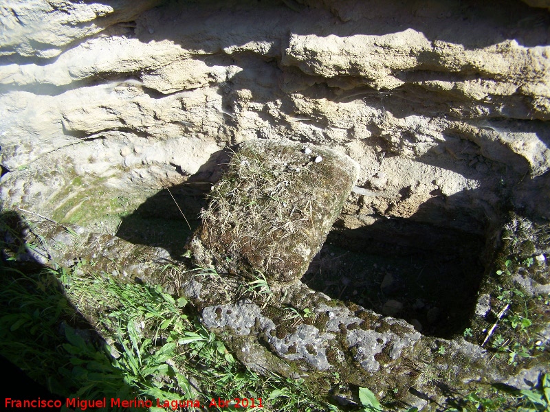 Necrpolis de Las Cuevas - Necrpolis de Las Cuevas. Tumba externa con laja de piedra