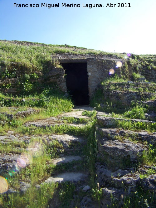 Necrpolis de Las Cuevas - Necrpolis de Las Cuevas. Entrada a una de la cuevas con escalones tallados