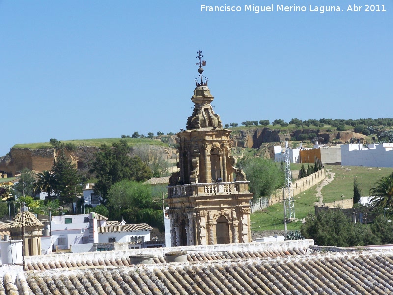 Iglesia de la Merced - Iglesia de la Merced. Campanario con las Canteras al fondo