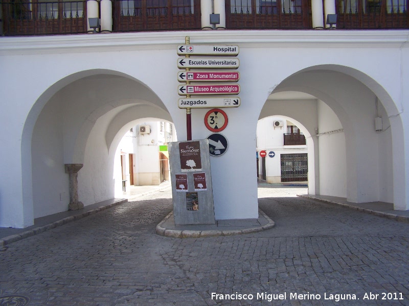 Ayuntamiento de Osuna - Ayuntamiento de Osuna. Puerta Teba