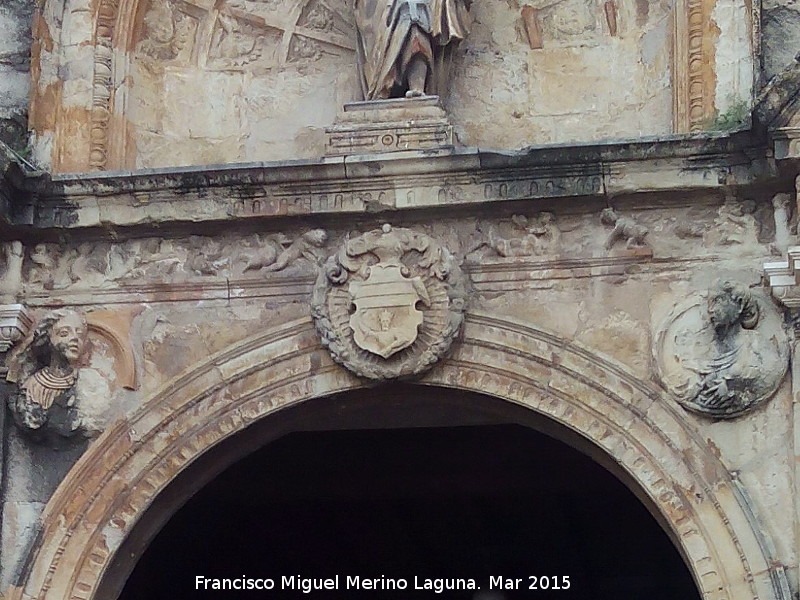 Iglesia de San Mateo - Iglesia de San Mateo. Escudo y friso con tondos en las enjutas