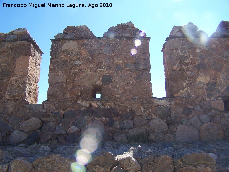 Castillo-Palacio de La Calahorra - Castillo-Palacio de La Calahorra. Almenas de la muralla