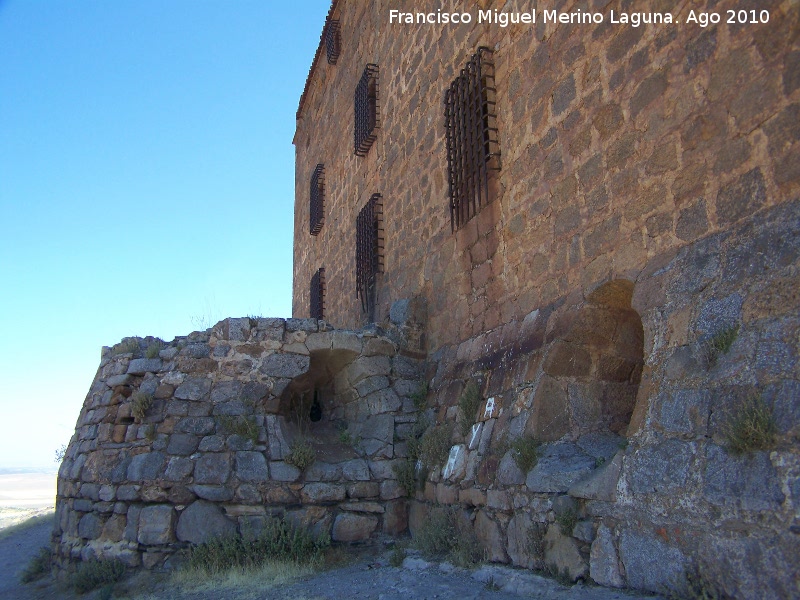 Castillo-Palacio de La Calahorra - Castillo-Palacio de La Calahorra. Vestigio de torre circular con tronera bajas