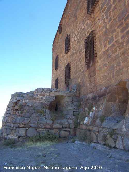 Castillo-Palacio de La Calahorra - Castillo-Palacio de La Calahorra. Vestigio de torre circular con tronera bajas