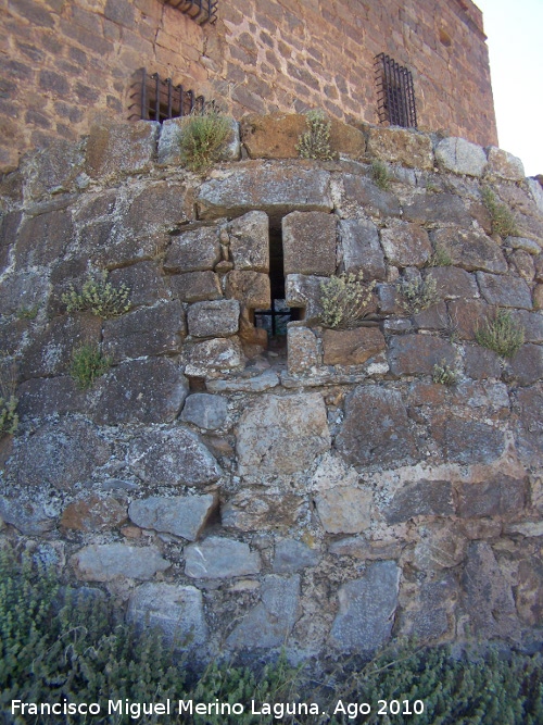Castillo-Palacio de La Calahorra - Castillo-Palacio de La Calahorra. Saetera en cruz del vestigio de la torre circular