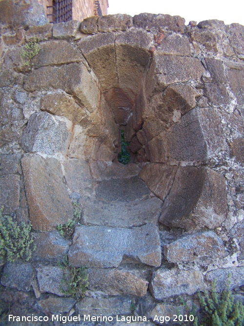 Castillo-Palacio de La Calahorra - Castillo-Palacio de La Calahorra. Tronera baja del vestigio de torre circular