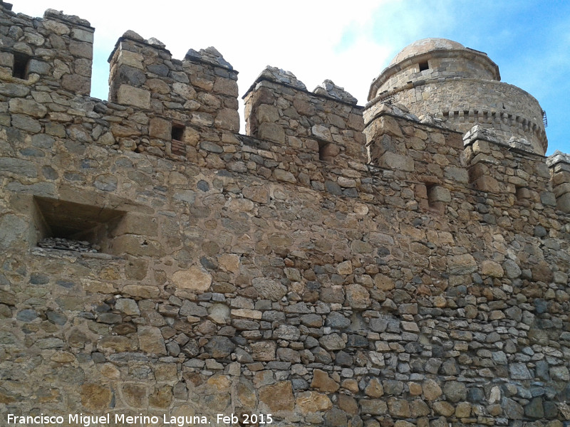 Castillo-Palacio de La Calahorra - Castillo-Palacio de La Calahorra. Muralla exterior a extramuros