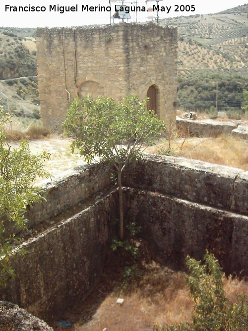 Castillo de Montefro - Castillo de Montefro. Aljibe grande del recinto superior y torren