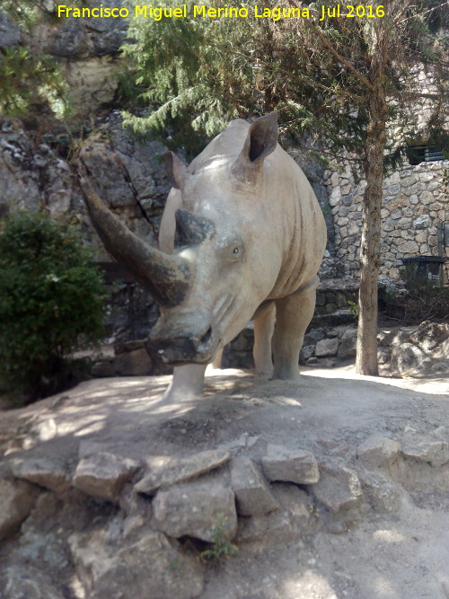Cueva de las Ventanas - Cueva de las Ventanas. Estatua de rinoceronte