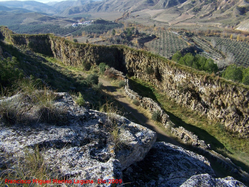 Acueducto del Toril - Acueducto del Toril. Acueducto grande y delante de este el pequeo