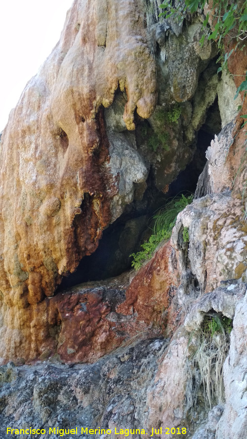 Cascada del Acueducto del Toril - Cascada del Acueducto del Toril. Cueva lateral