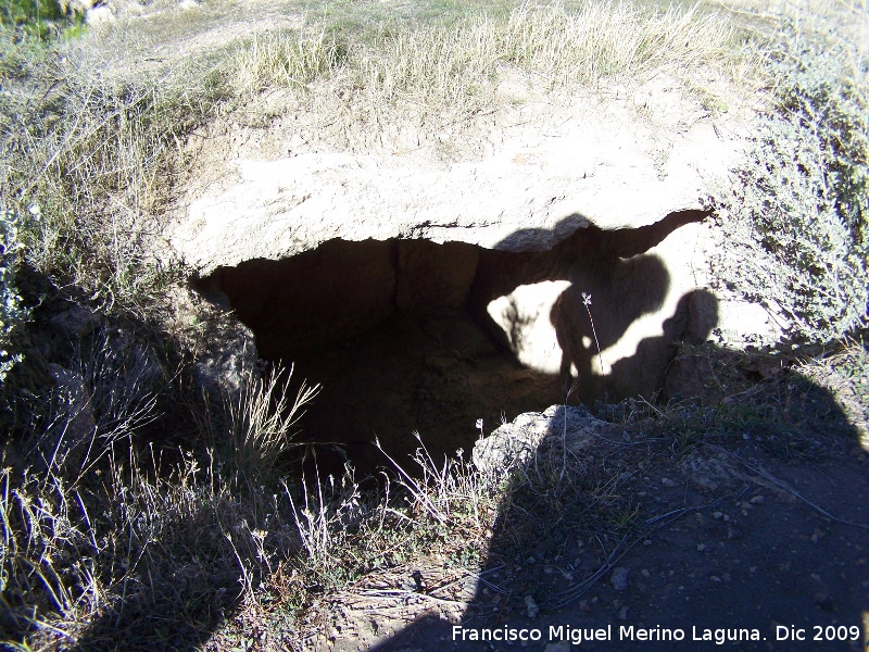 Dolmen IV - Dolmen IV. Losa de piedra que le falta del techo de la cmara