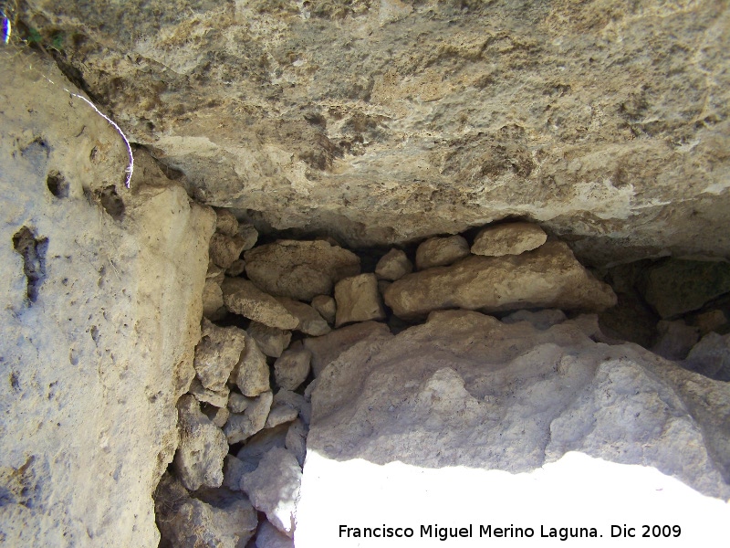 Dolmen VI - Dolmen VI. Detalle de las piedras de relleno