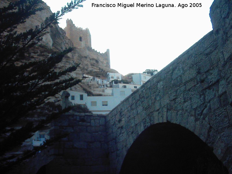 Puente Romano - Puente Romano. Castillo al fondo