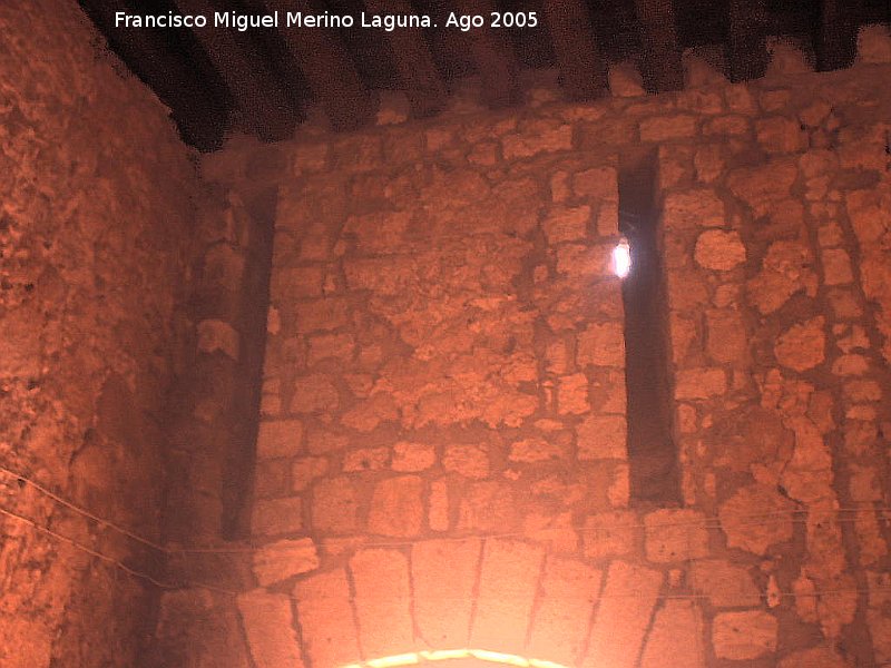Castillo de Alcal del Jucar - Castillo de Alcal del Jucar. Ranuras para las cadenas del puente levadizo