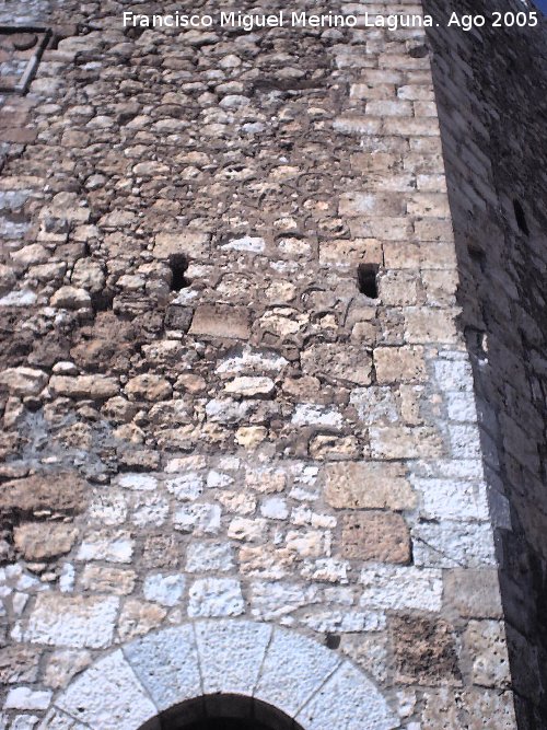 Castillo de Alcal del Jucar - Castillo de Alcal del Jucar. Ranuras para las cadenas del puente levadizo