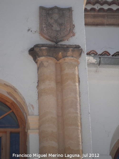 Santuario de Cortes - Santuario de Cortes. Columnas y escudo derecho