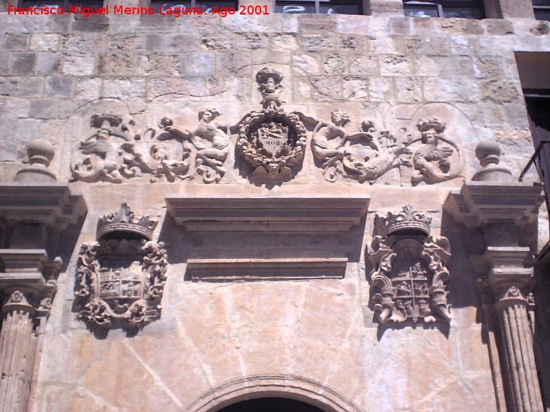 Palacio de la Calle de la Obra Pa - Palacio de la Calle de la Obra Pa. Escudos