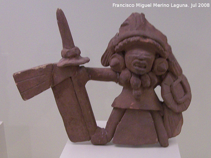 Museo de Arte Precolombino Felipe Orlando - Museo de Arte Precolombino Felipe Orlando. Silbato con forma de guerrero. Cultura Remojadas - El Tajn. 200 - 700 d.C.